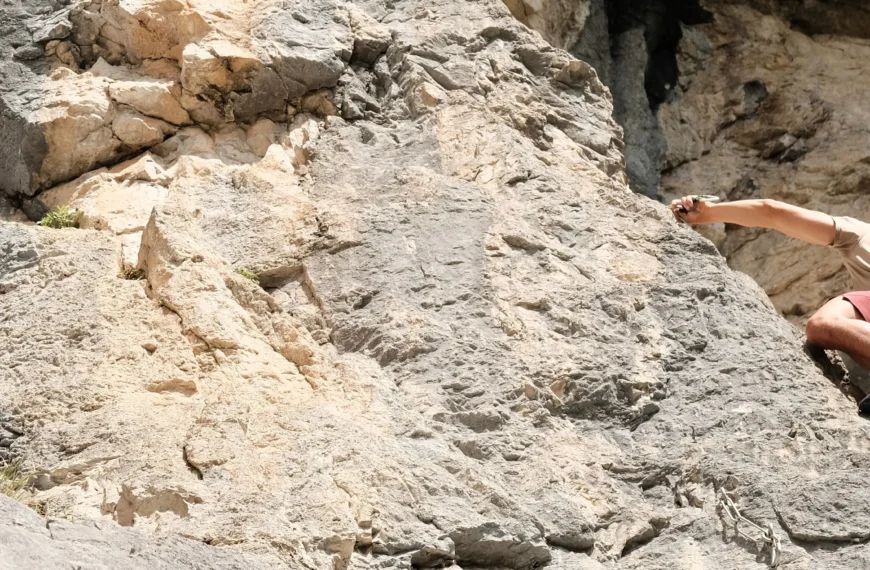 Escalador liderando una escalada deportiva