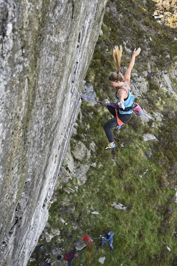 Practicando caídas para superar el miedo en la escalada deportiva